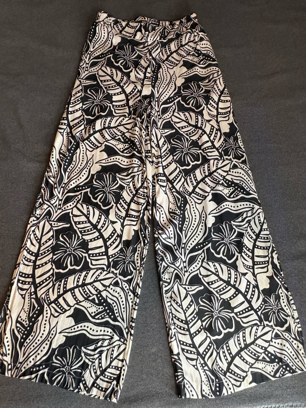 Rose+Olive Wide Leg Cropped Pants Boho Festival Vacation Black Leaf Print XS